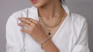 How to Style Women's Jewelry with Outfits for a Chic Look